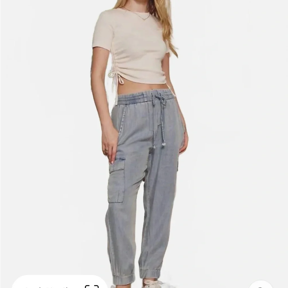 Dress Forum Los Angeles Women’s Light Wash Denim Cargo Joggers - Picture 1 of 12